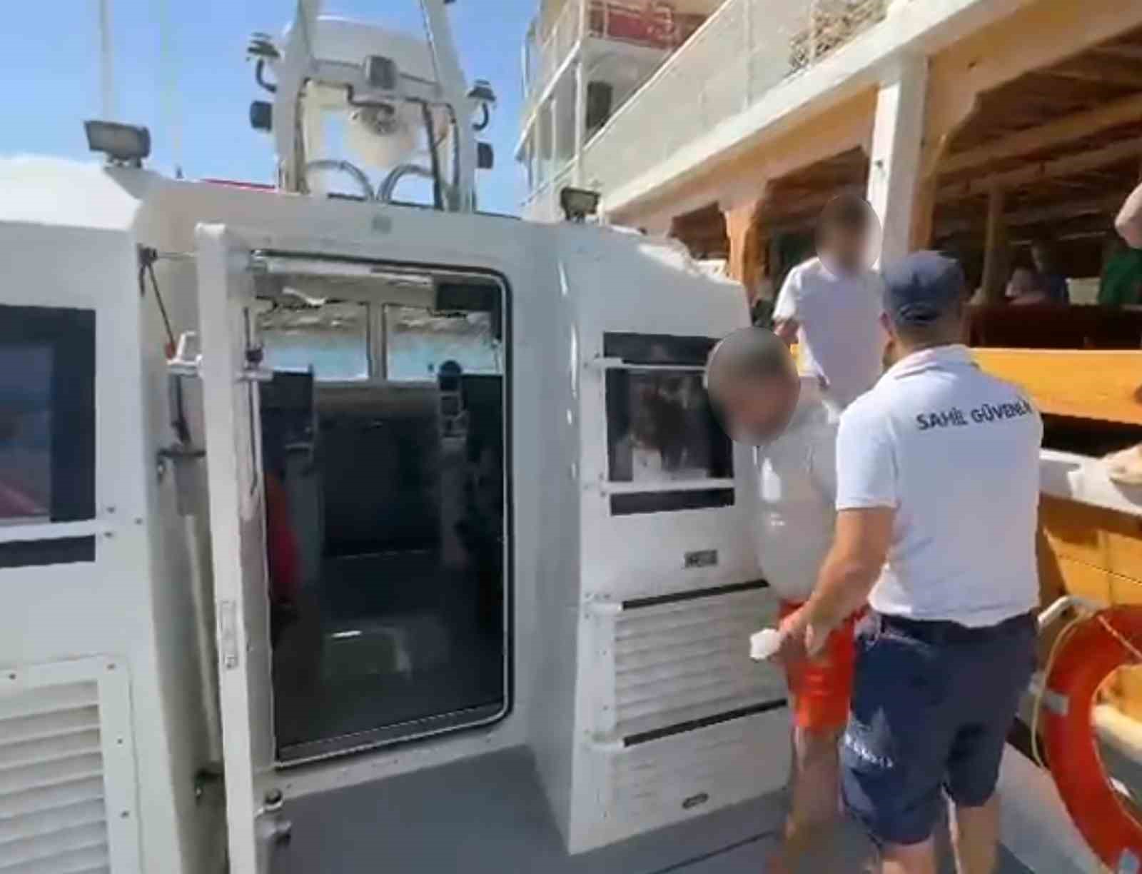 Muğla’nın Ula ilçesi Gökova Körfezi açıklarında gezi teknesinde yaralanan vatandaş