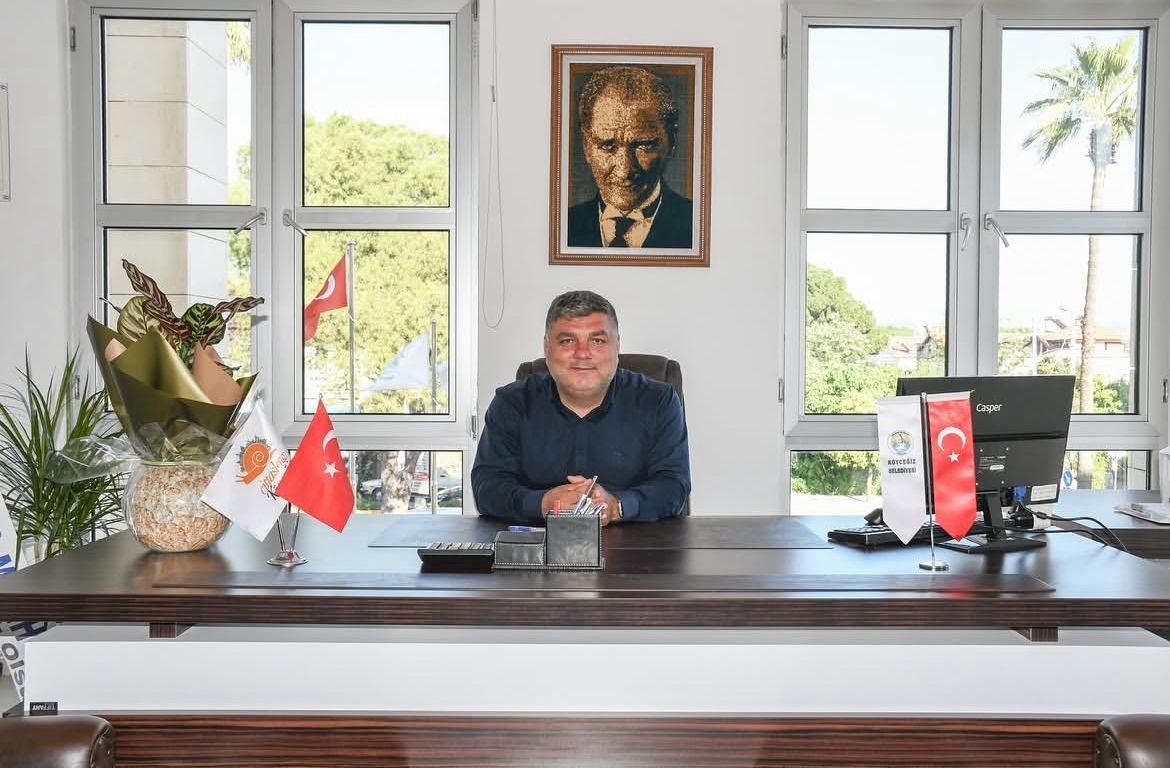 Köyceğiz Belediye Başkan Yardımcısı Özgür Örnek, yapı denetimdeki ruhsat dosyalarıyla