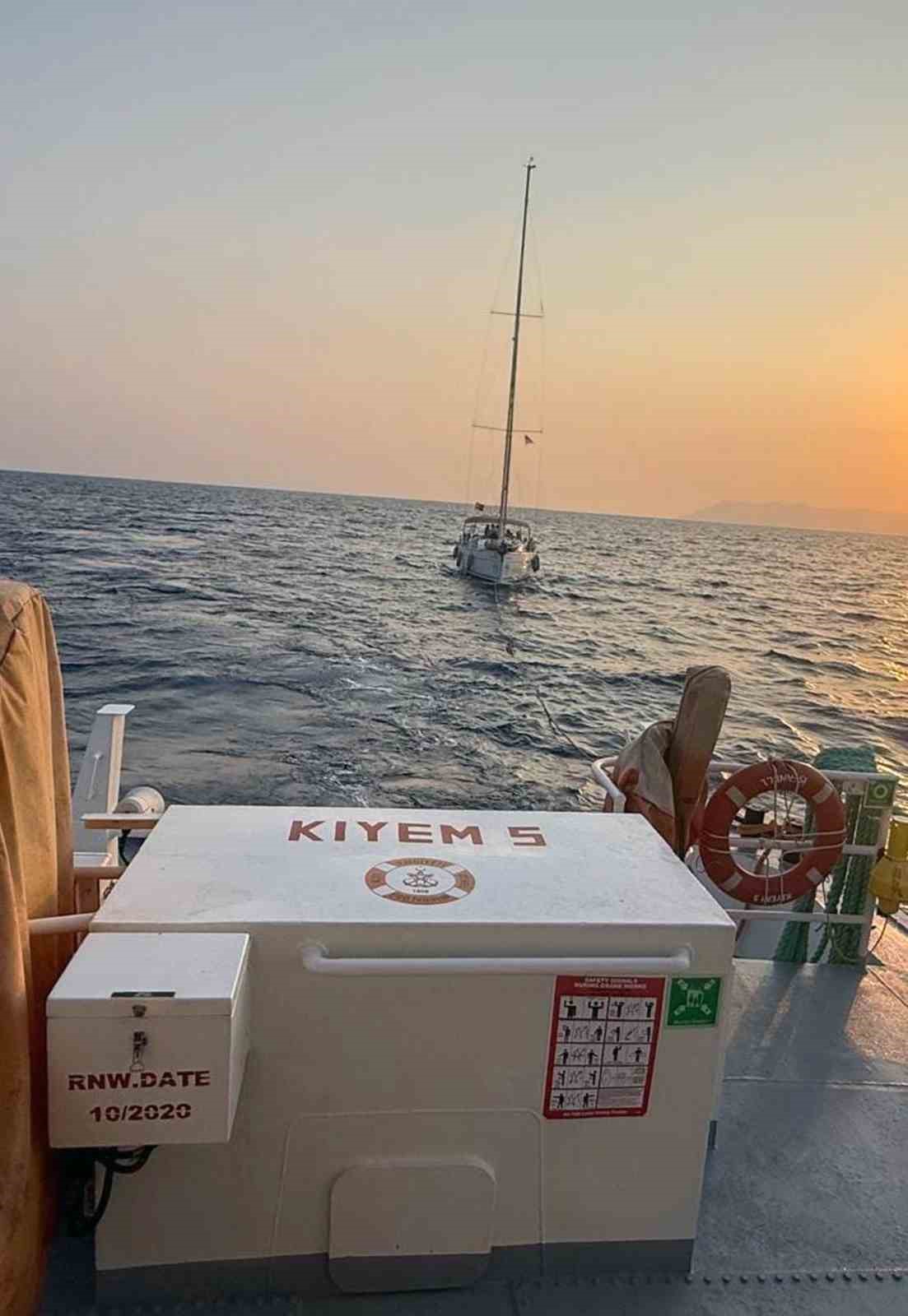 Makine arızası nedeniyle sürüklenen tekne kurtarıldı Muğla’nın Fethiye ilçesi açıklarında