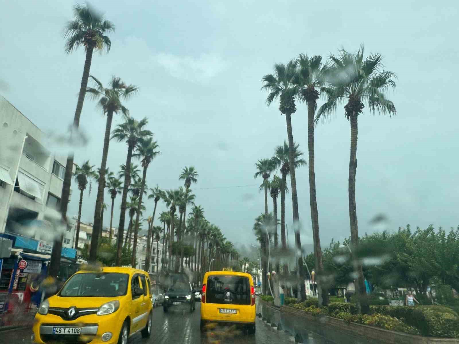 Muğla’nın Marmaris ilçesinde Sonbahar mevsiminin ilk yağmuru düştü. Meteoroloji 4.
