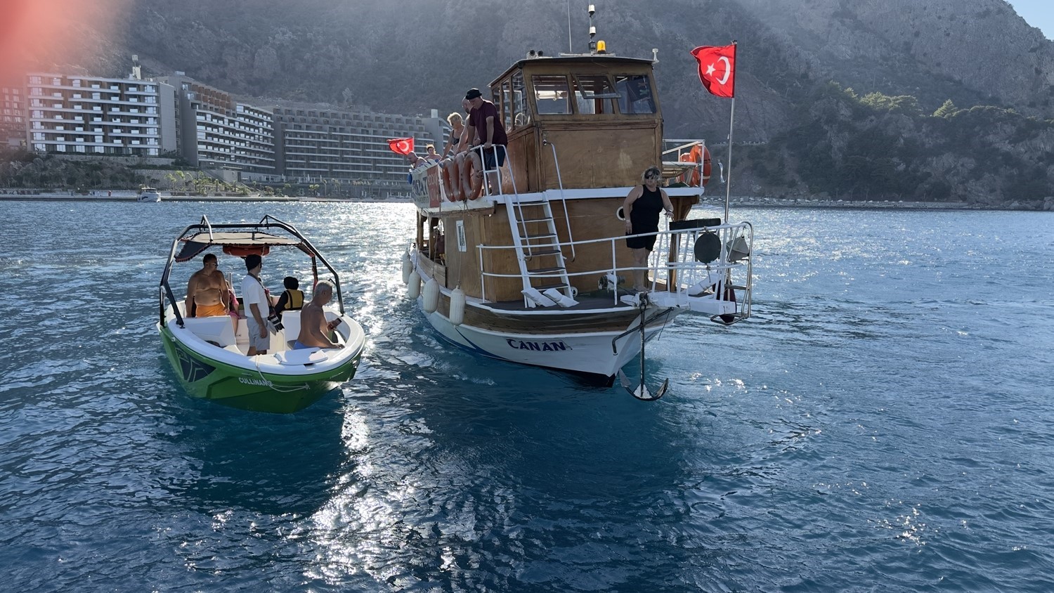 Marmaris’te jet ski ve tur teknesi çarpıştı Muğla’nın Marmaris ilçesinde, üzerinde
