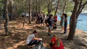 Muğla’nın Marmaris ilçesinde çevre bilincini artırmak amacıyla Aktaş yolu üzerindeki