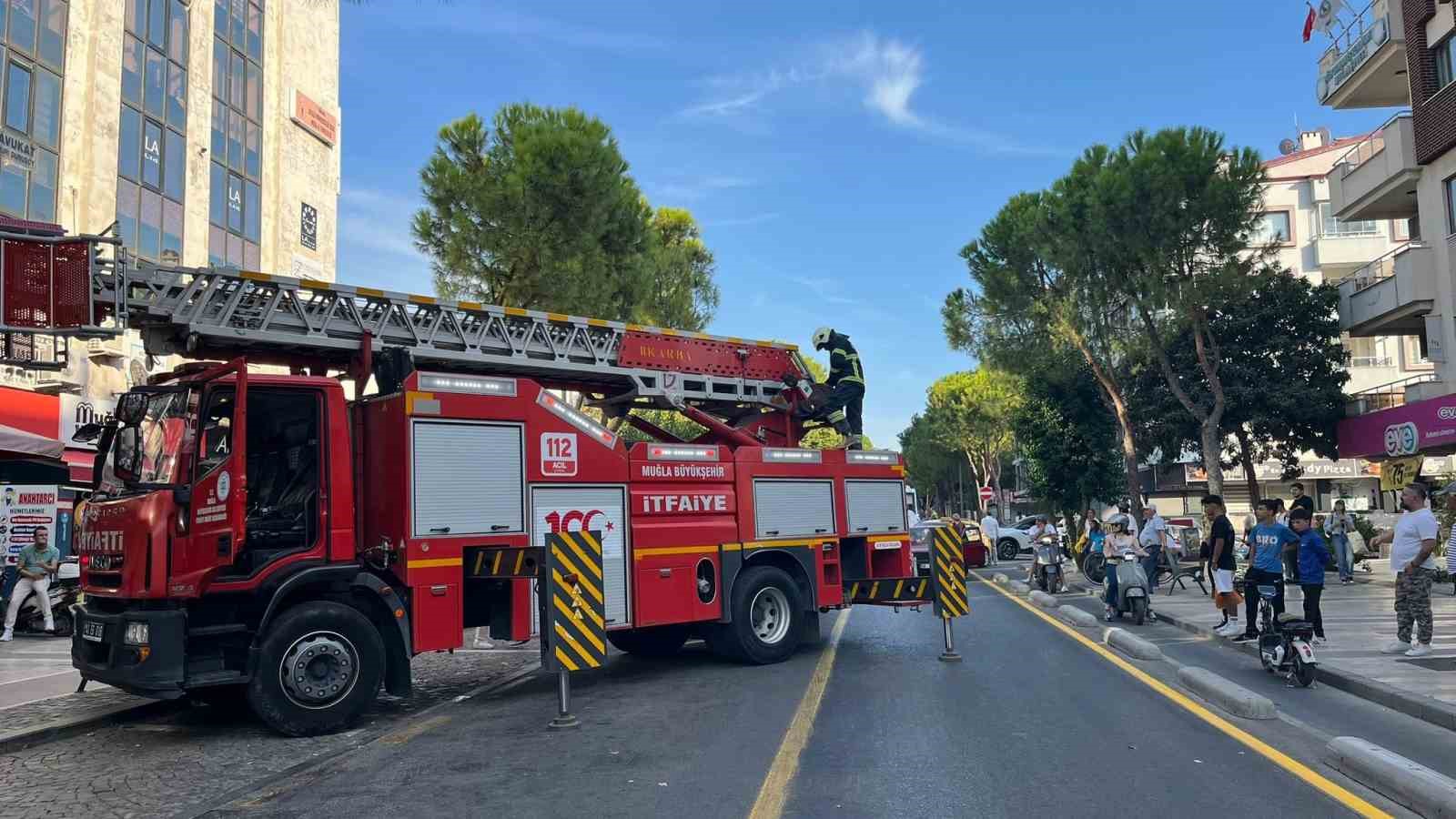 Menteşe Recai Güreli Caddesi’nde bir dönercinin bacasında çıkan yangın kısa