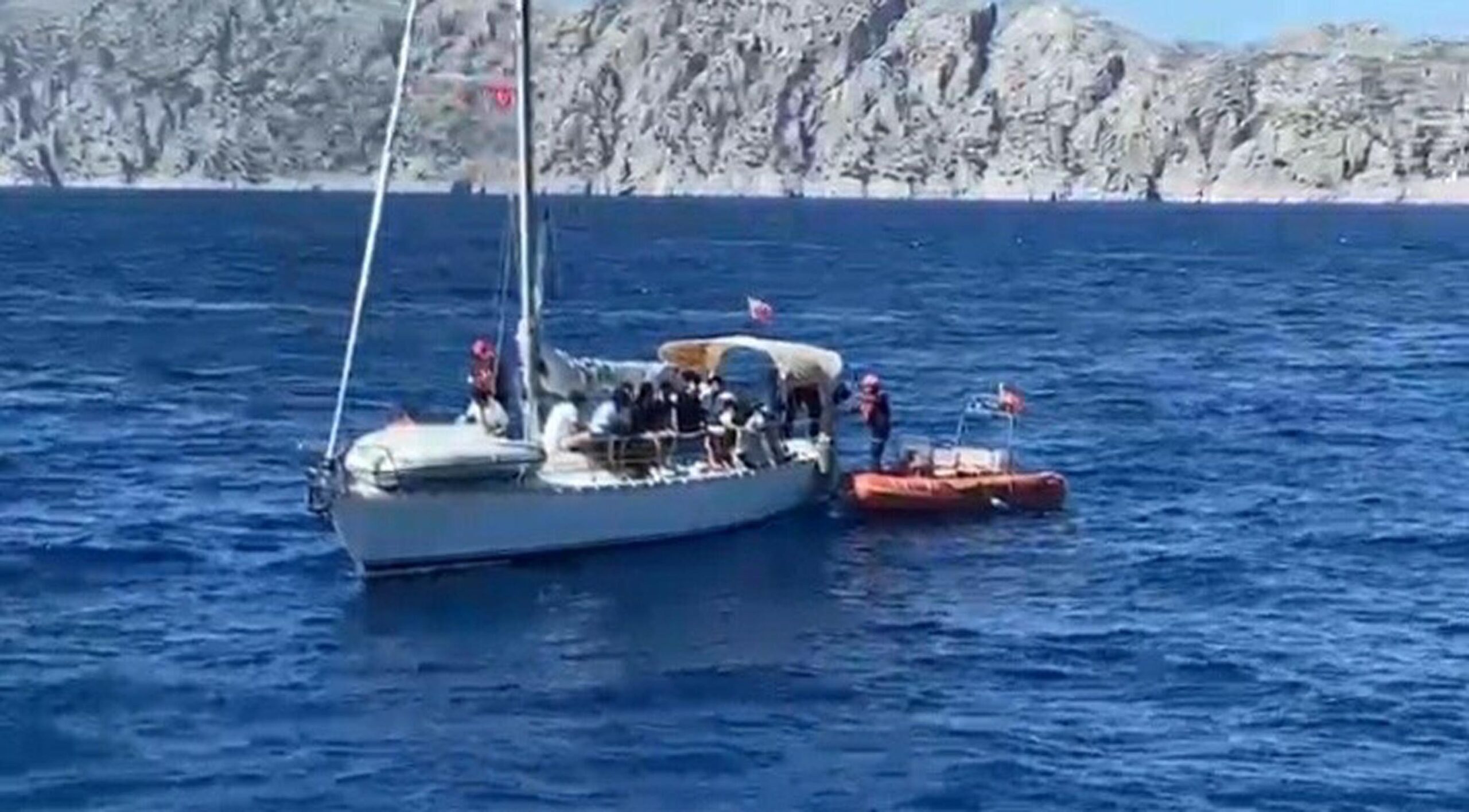 Yaren ÖZDEMİR/MARMARİS (Muğla), (DHA)- MUĞLA'nın Marmaris ilçesi açıklarında, yelkenli tekne