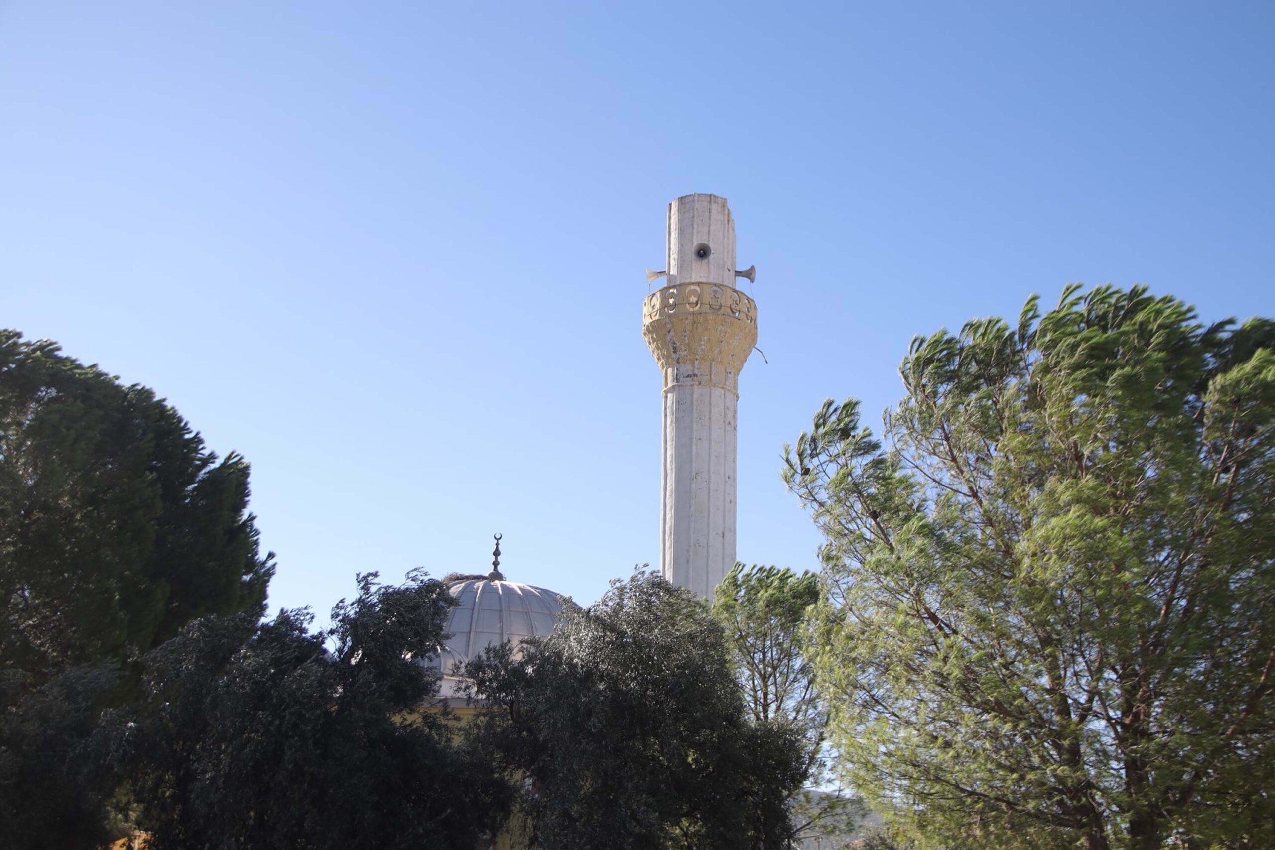 Aziz ŞAHİN/MUĞLA, (DHA)- MUĞLA'da etkili olan fırtına hayatı olumsuz etkiledi.