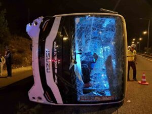 Muğla’nın Menteşe ilçesinde havalimanı yolcu taşımacılığı yapan otobüs kaza yaptı.