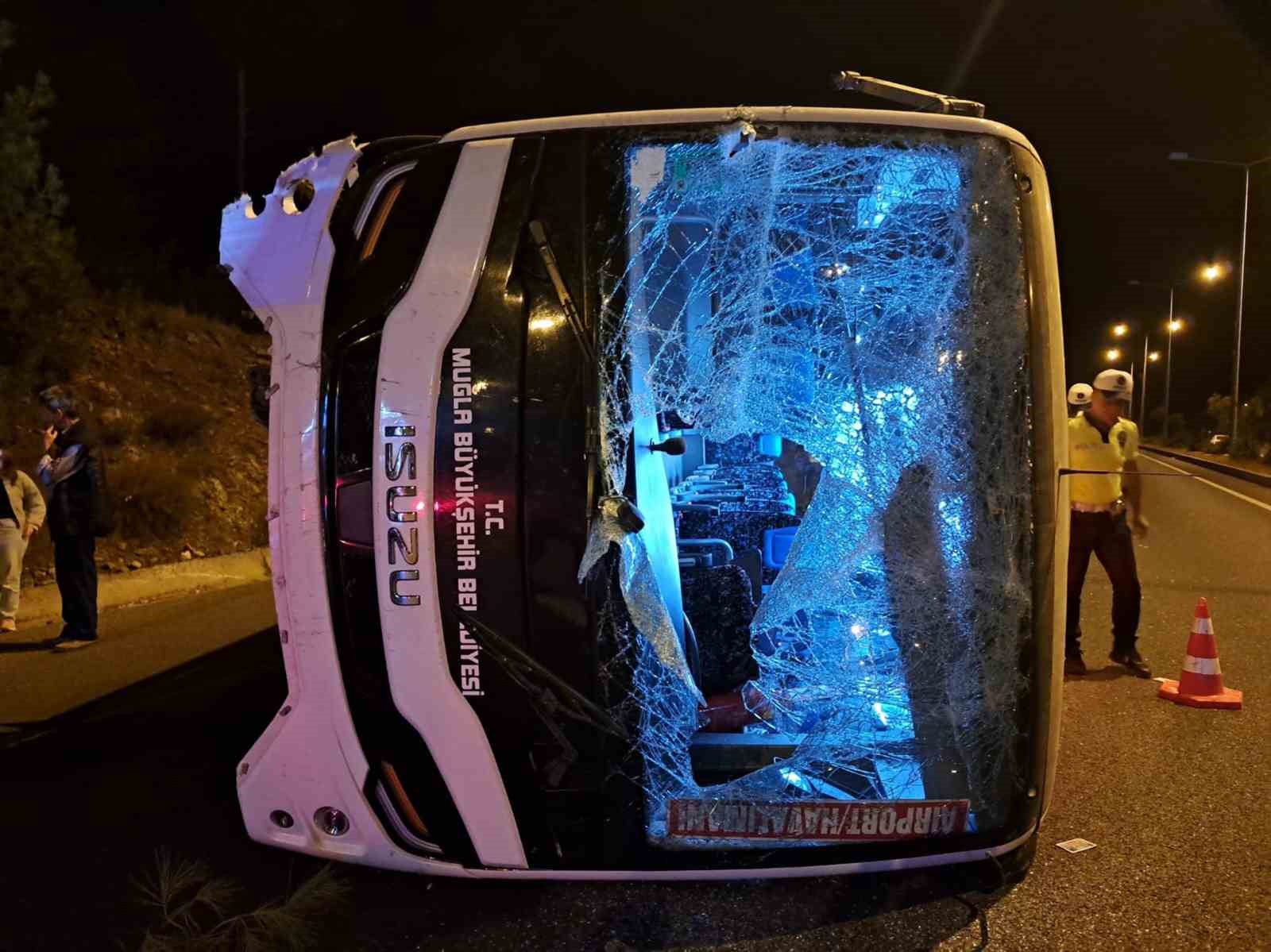 Muğla’nın Menteşe ilçesinde havalimanı yolcu taşımacılığı yapan otobüs kaza yaptı.