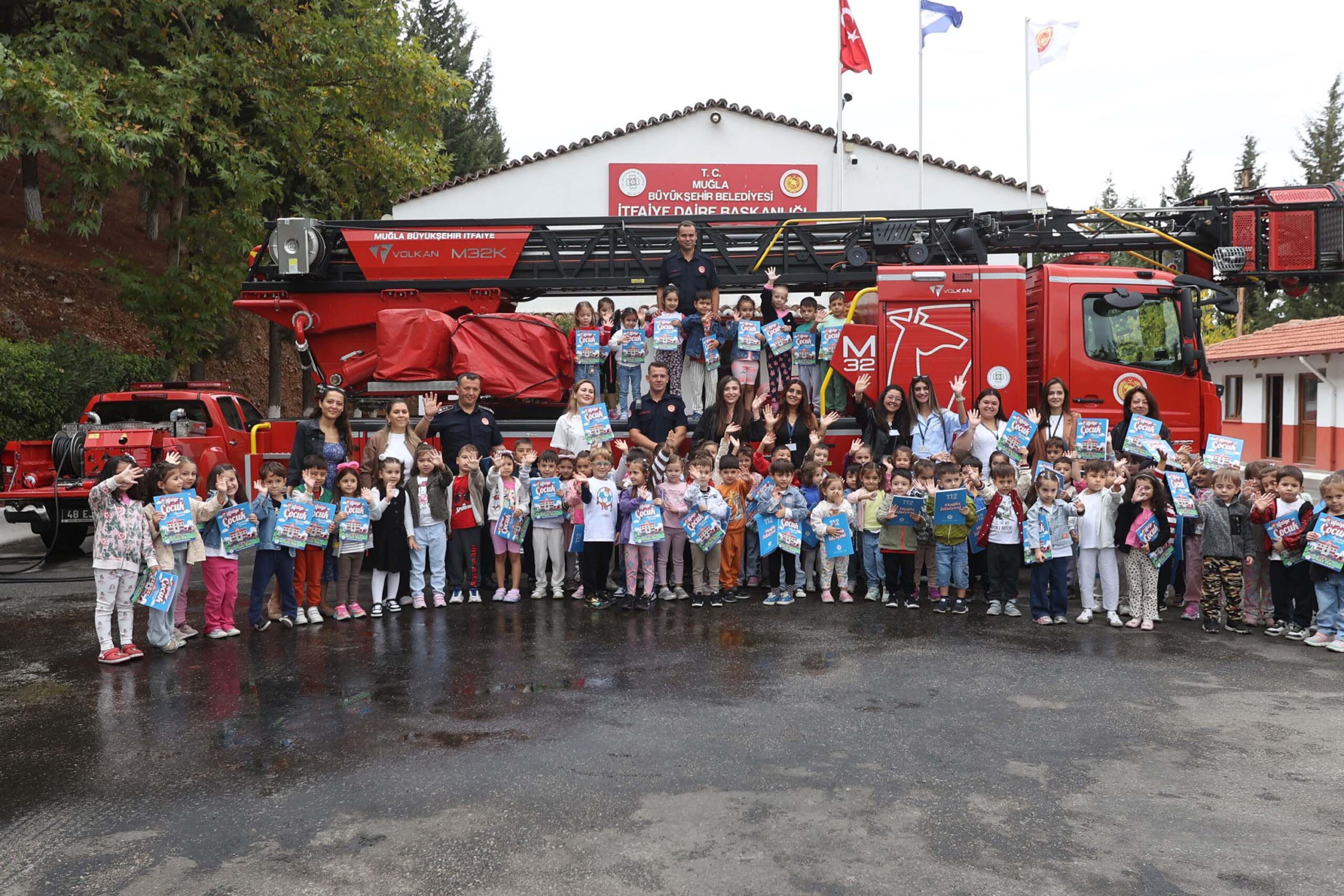 MUĞLA, (DHA)-MUĞLA'da, İtfaiye Haftası etkinlikleri kapsamında, Büyükşehir Belediyesi tarafından çocuklara