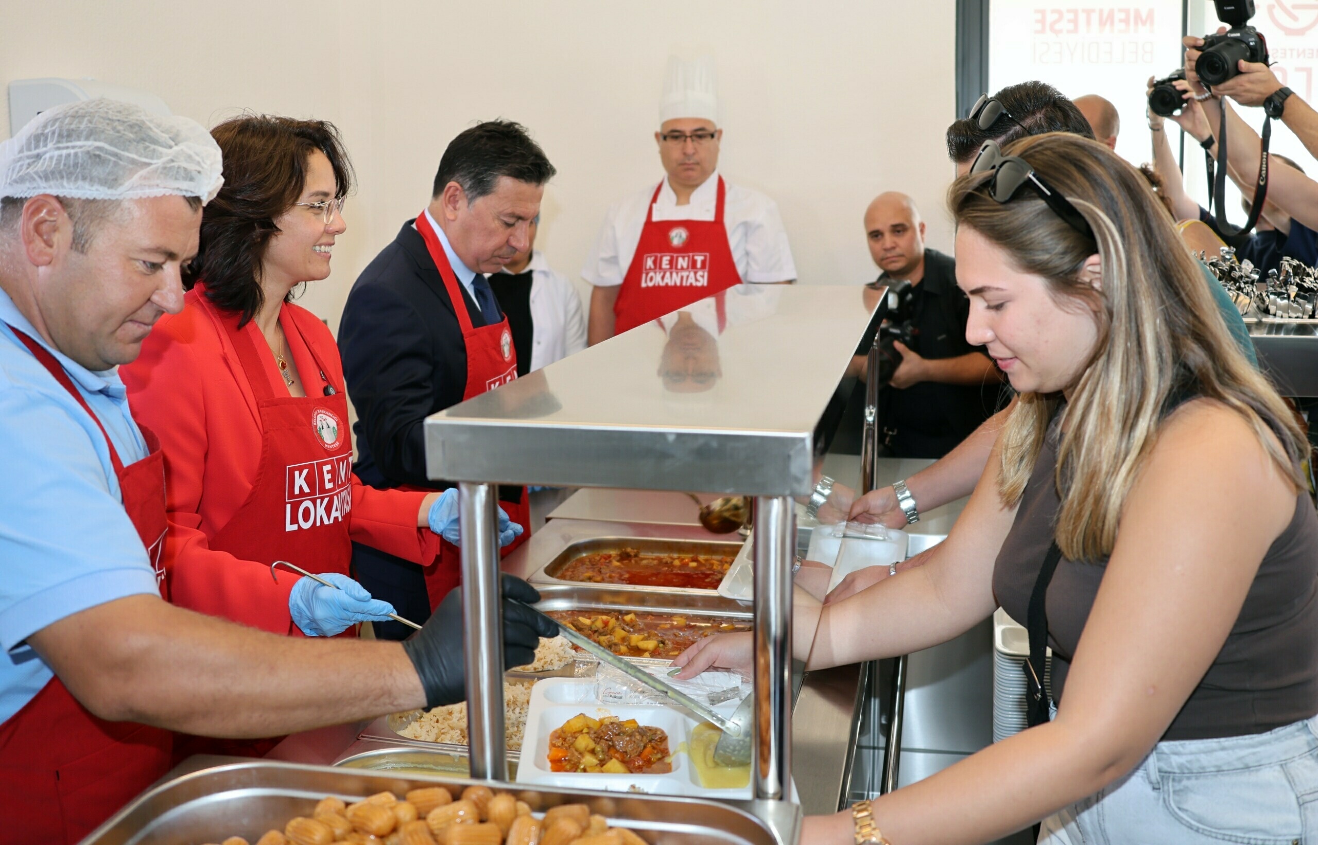 MUĞLA,(DHA)-MUĞLA'nın Menteşe Belediyesi tarafından ilki Kent Meydanı'nda açılan kent lokantalarının
