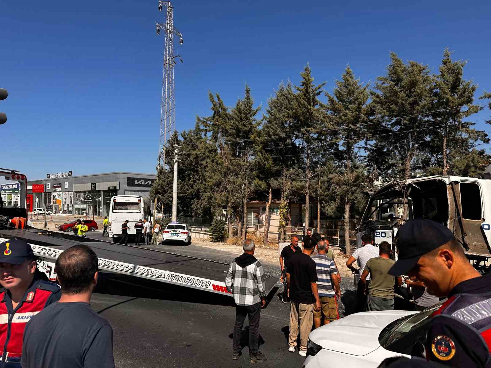 Muğla-Aydın karayolunda yolcu otobüsü ile vidanjör aracının çarpışması sonucu meydana
