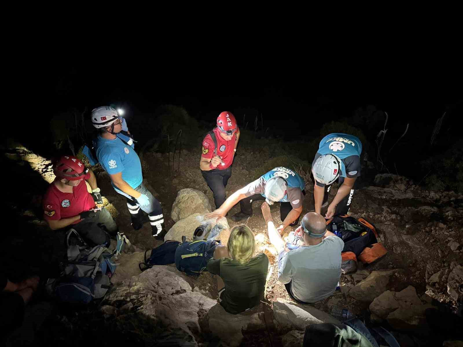 Muğla’nın Seydikemer ilçesinde tarihi Likya Yolu’nda mahsur kalan biri Türk,