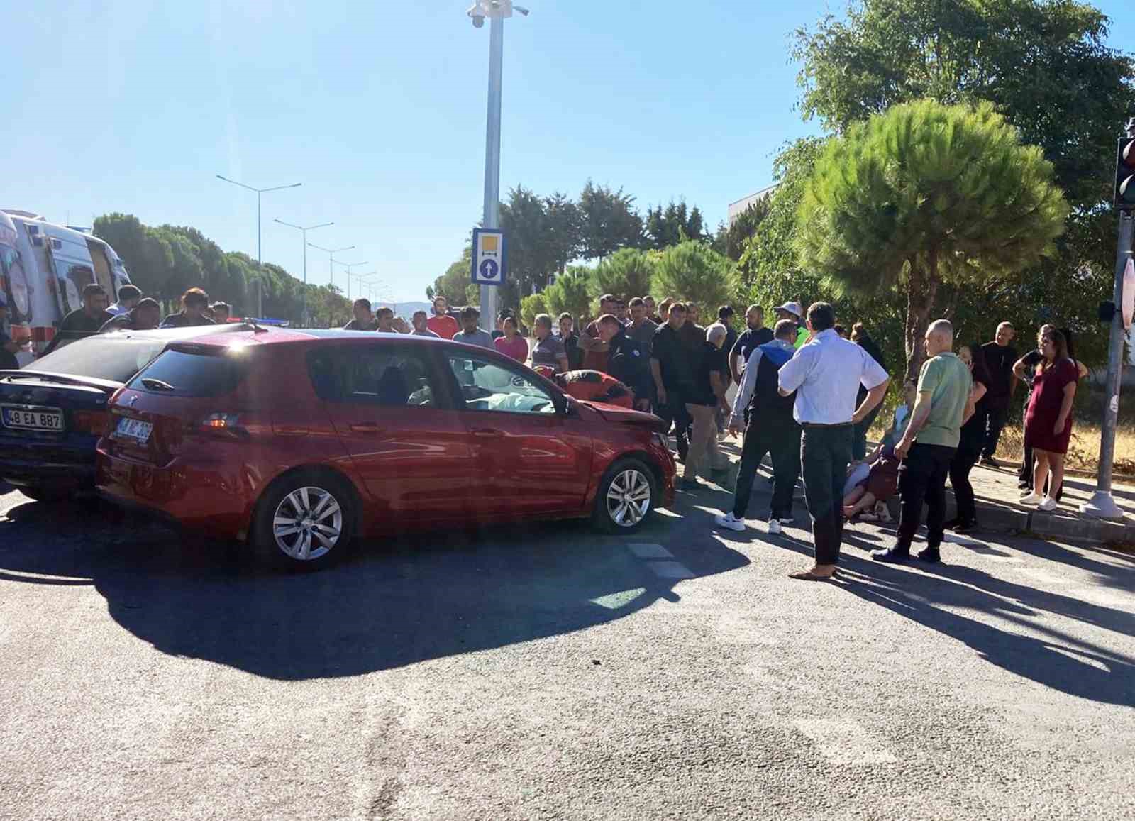 Trafik ışıkları arızalandı, araçlar birbirine girdi Muğla’nın Menteşe ilçesinde iki aracın karıştığı kazada yaşlı bir vatandaş