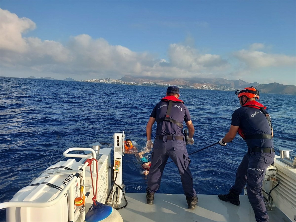 Muğla’nın Bodrum ilçesinden Yunan adalarına yüzerek geçmeye çalışan 5 düzensiz