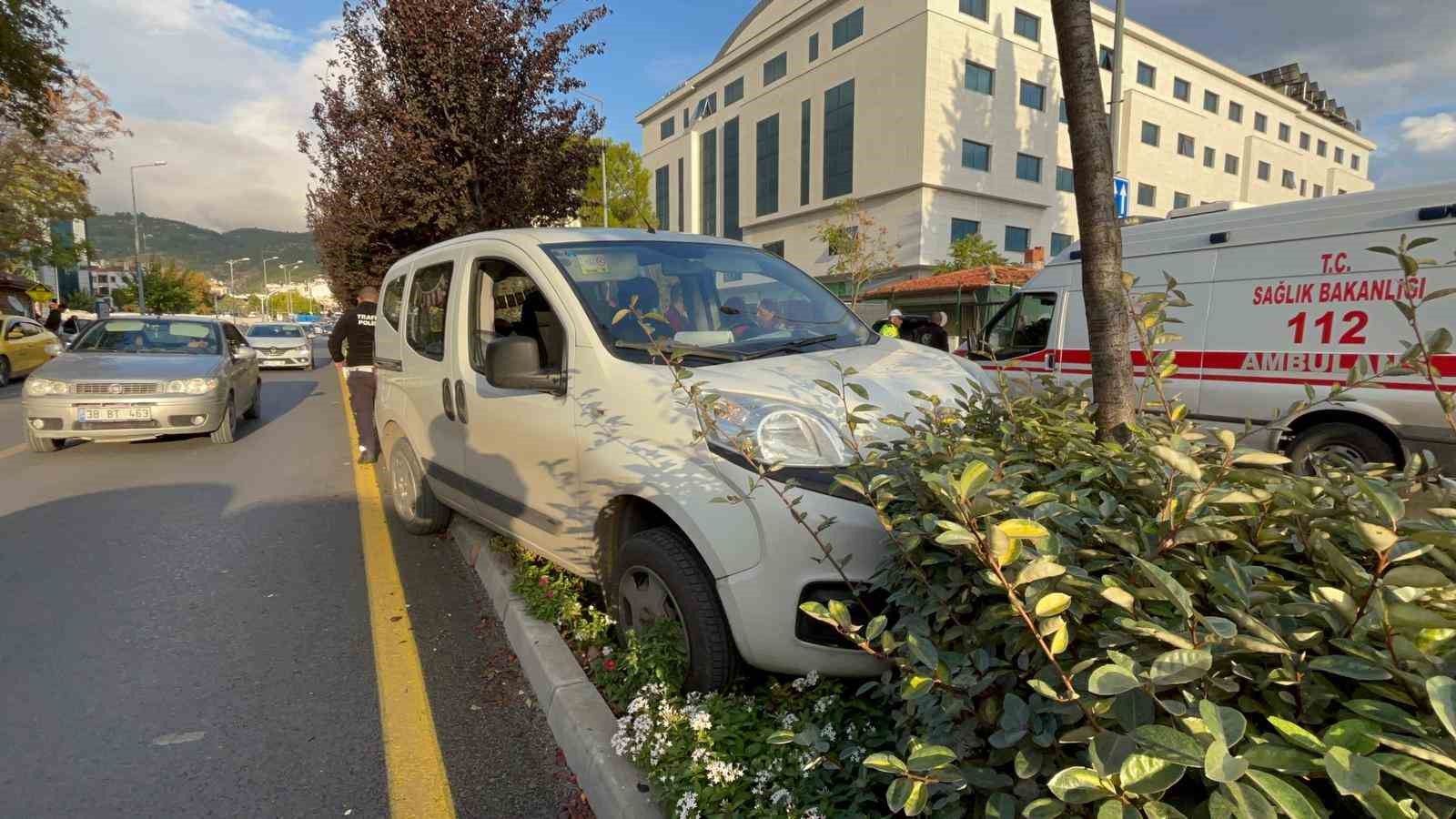 Araç refüje çıktı: 1 yaralı Menteşe Zübeyde Hanım Caddesi’nde kontrolden çıkan araç refüje çıkarak kaza
