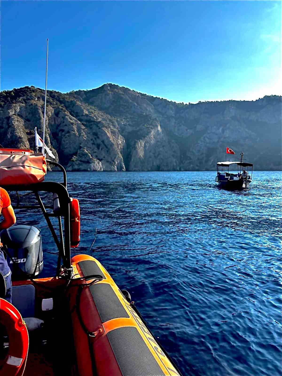 Muğla’nın Fethiye ilçesi açıklarında avlanan balıkçı teknesinin arızalanarak sürüklenmesi üzerine