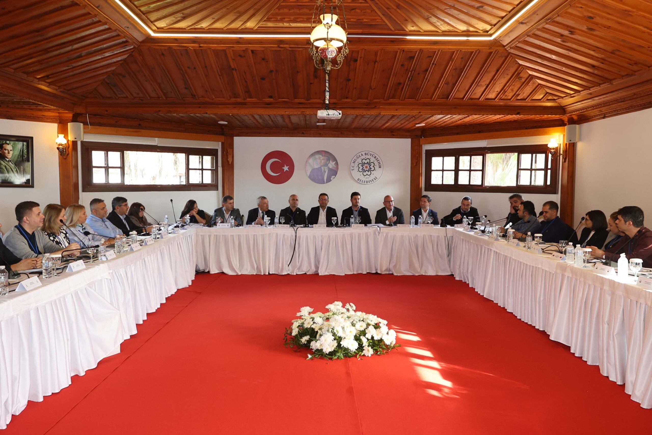 Başkan Aras: Diplomasi köprüsü kurmayı hedefliyoruz MUĞLA,(DHA)-MUĞLA Büyükşehir Belediyesi tarafından 'Muğla Kent Diplomasisi ve Uluslararası Projeler