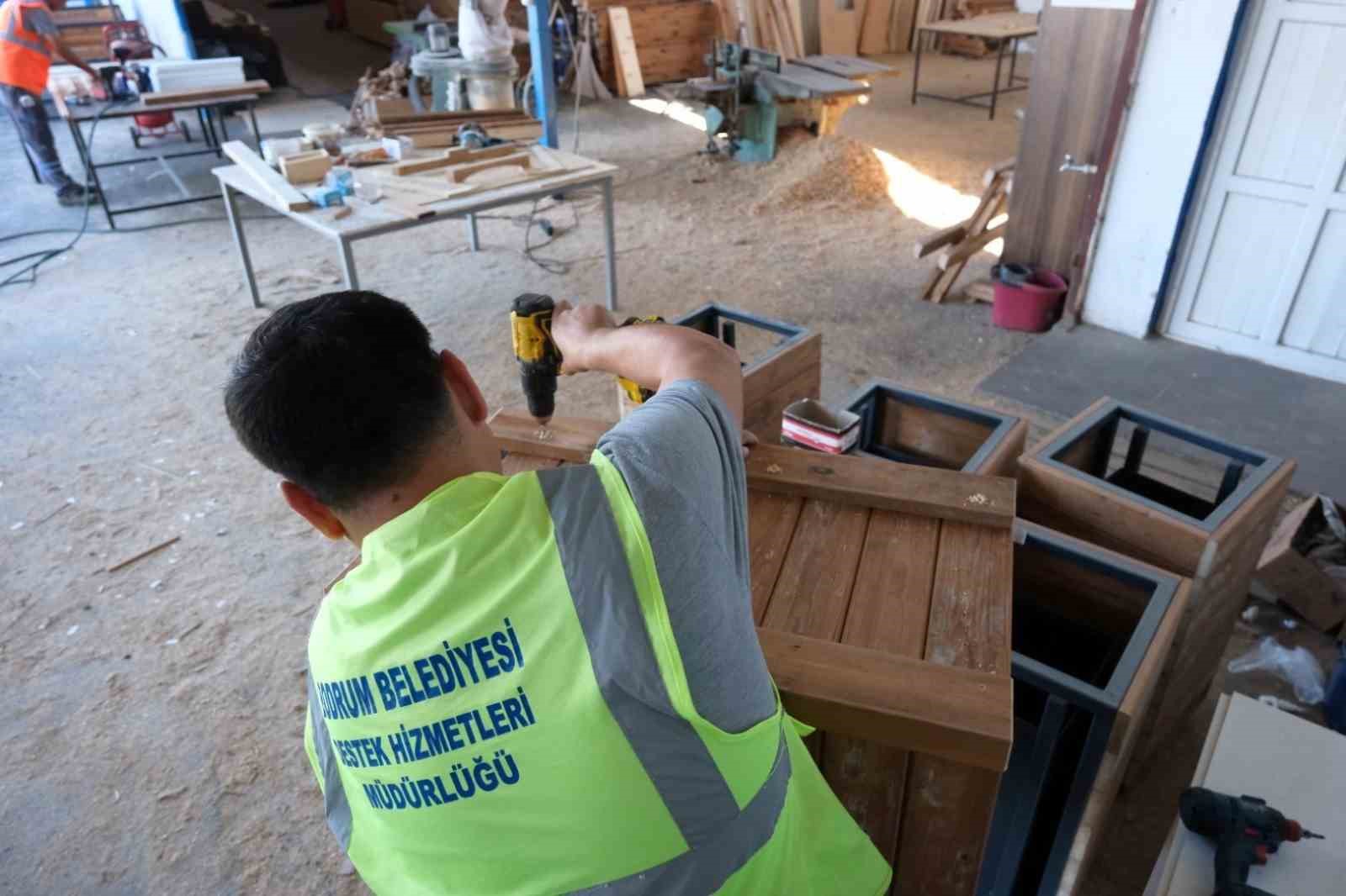 Bodrum Belediyesi, kent estetiğini güçlendirecek yeni kent mobilyaları üretiyor. Bodrum