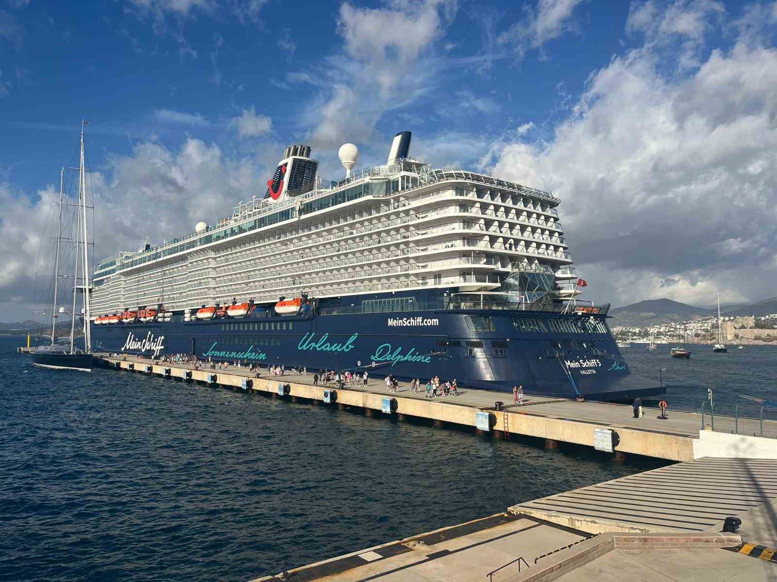 Bodrum’a 2 bin 176 yolcu ile geldi Muğla’nın Bodrum ilçesine gelen "Mein Schiff 5" adlı yolcu gemisi,