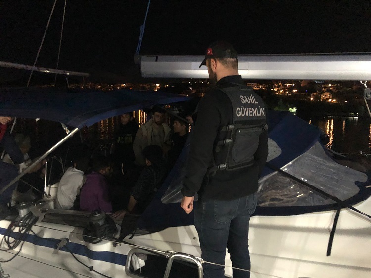 Fırat AKAY/BODRUM(Muğla),(DHA)-MUĞLA'nın Bodrum ilçesinde yelkenli teknedeki 102 kaçak göçmen ile