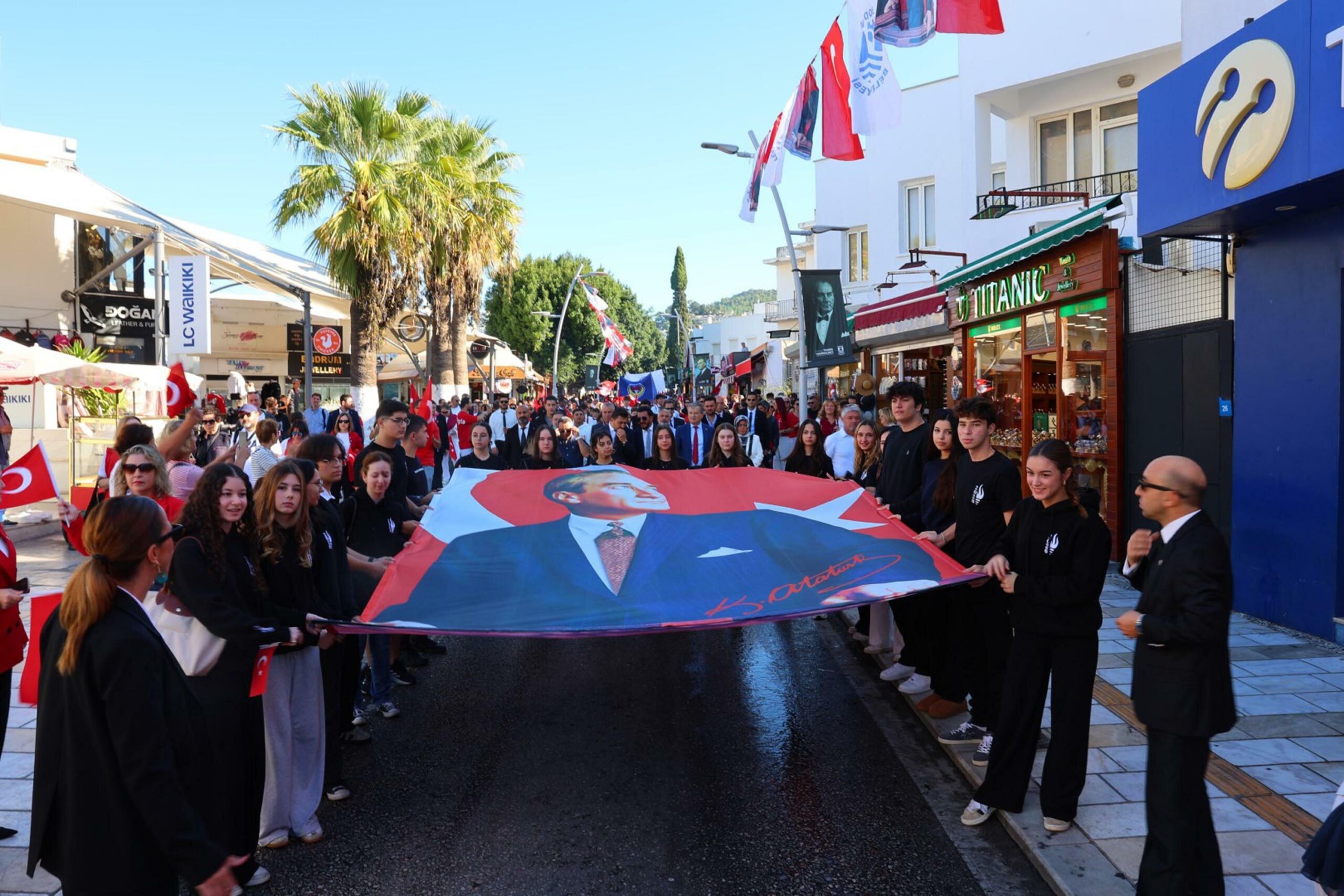 Fırat AKAY/BODRUM(Muğla),(DHA)-MUĞLA’nın Bodrum ilçesinde, 29 Ekim Cumhuriyet Bayramı kutlamaları renkli