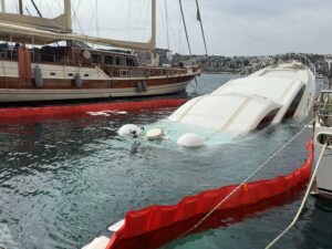 Fırat AKAY/BODRUM (Muğla), (DHA)- MUĞLA’nın Bodrum ilçesinde, iskeleye demirli 30