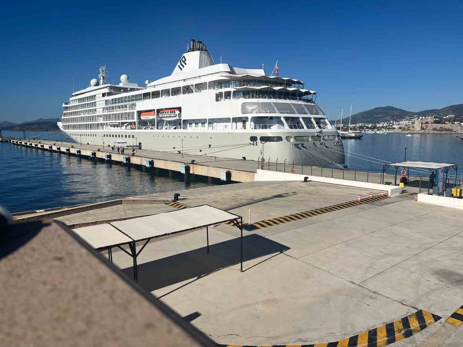Muğla’nın Bodrum ilçesine gelen Silver Whisper isimli kruvaziyer, 340 yolcu