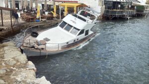 Fırat AKAY/BODRUM (Muğla), (DHA)-MUĞLA'nın Bodrum ilçesinde kuvvetli rüzgarla birlikte bağlı