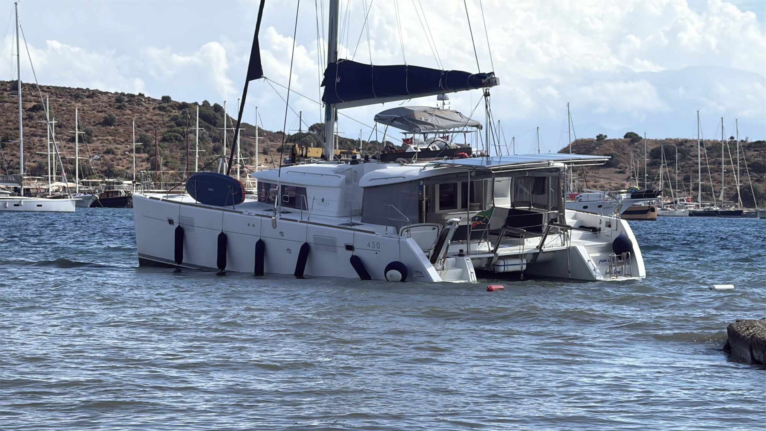 YELKENLİ TEKNE DE KAYALIKLARA OTURDU Muğla'nın Bodrum ilçesinde etkili olan