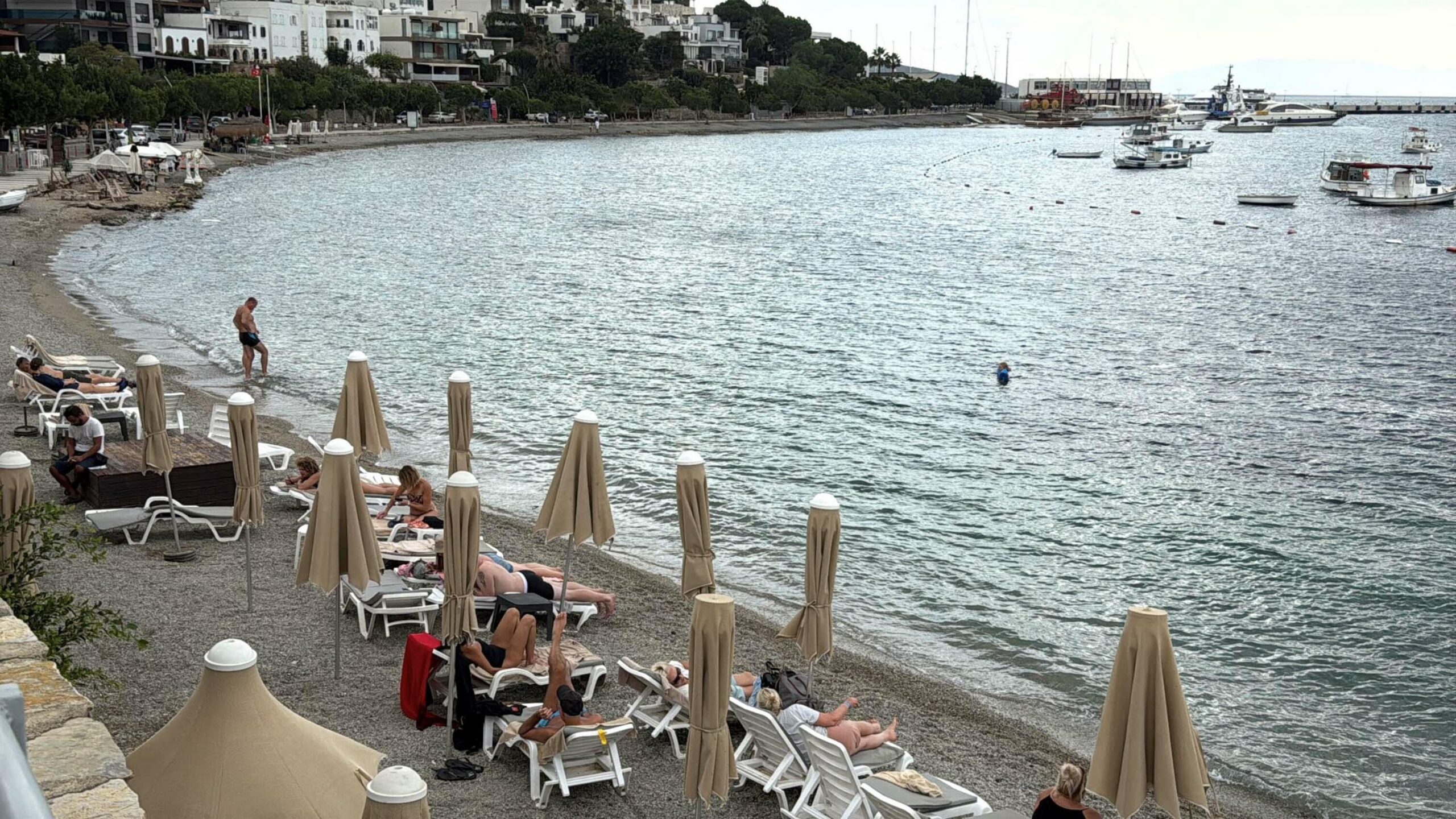 Fırat AKAY/BODRUM, (Muğla), (DHA)- MUĞLA'nın Bodrum ilçesinde, aralıklarla etkili olan