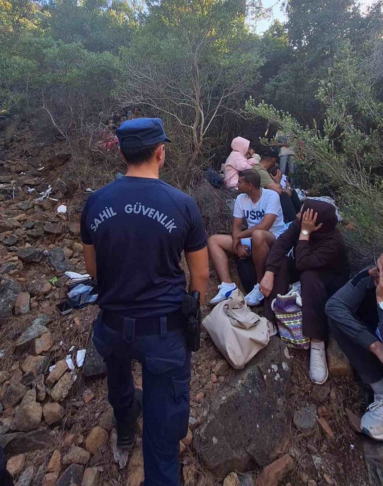 Boncuklu koyunda 29’u çocuk 59 düzensiz göçmen ve 3 göçmen kaçakçısı yakalandı Muğla’nın Fethiye ilçesi Boncuklu koyunda yasa dışı yollardan deniz yolu
