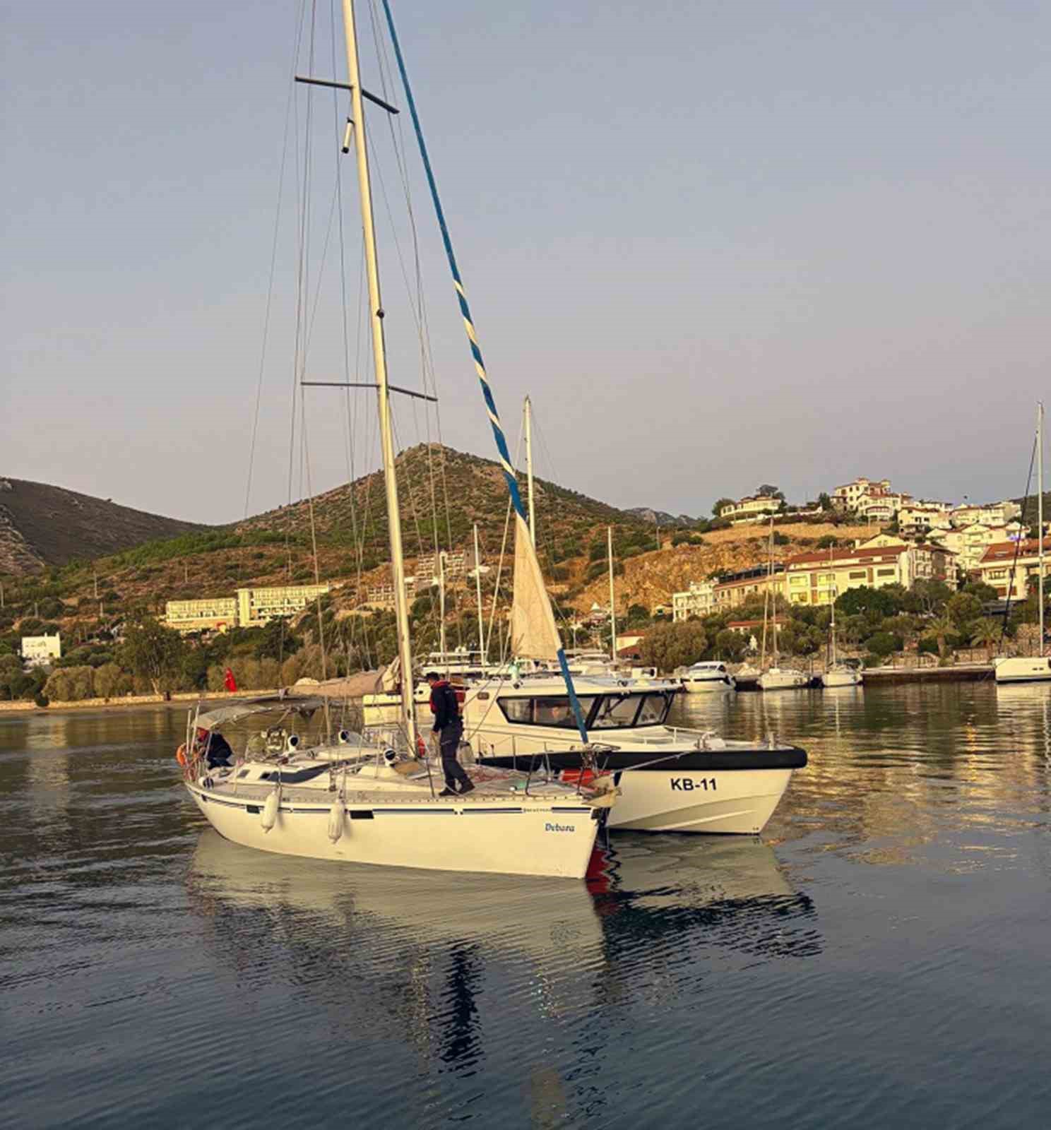 Datça’da yelkenli teknede 42 düzensiz göçmen ve 2 göçmen kaçakçısı yakalandı Muğla’nın Datça ilçesi açıklarında seyreden yelkenli teknede 5’i çocuk 42