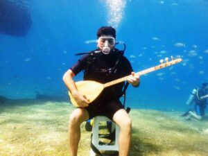 Fethiye’de denizin 5 metre derinliğine dalış eğitmeni Önder Diktaş ile