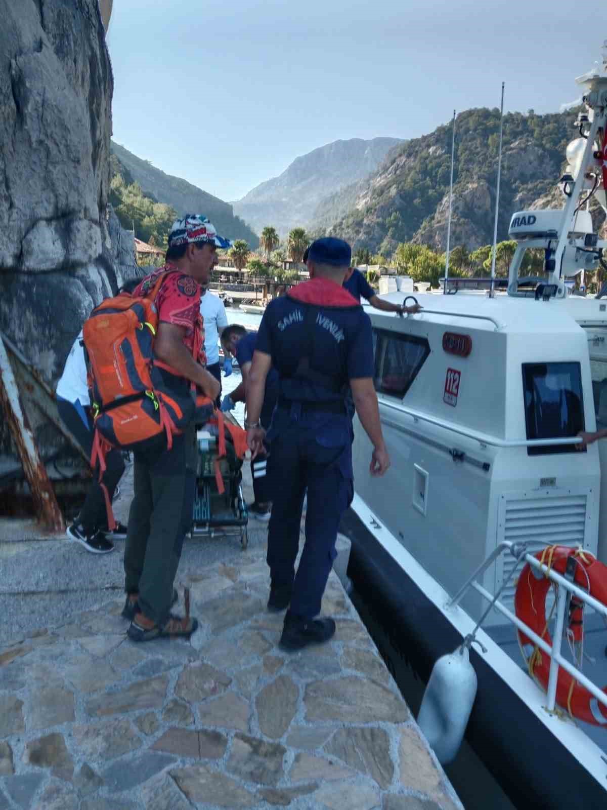 Muğla’nın Marmaris ilçesi Çiftlik Mahallesi Armella Koyu’nda doğa yürüyüşü sırasında
