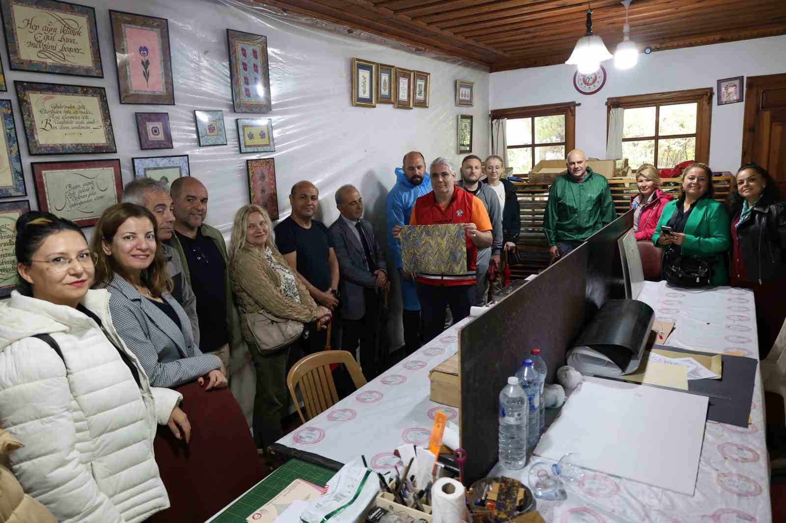 Erasmus projesi ortakları Menteşe’de geleneksel ebru deneyimi yaşadı Dumlupınar İlkokulu Proje Ekibi’nin yürüttüğü Erasmus+ SMART Projesi kapsamında İspanya,