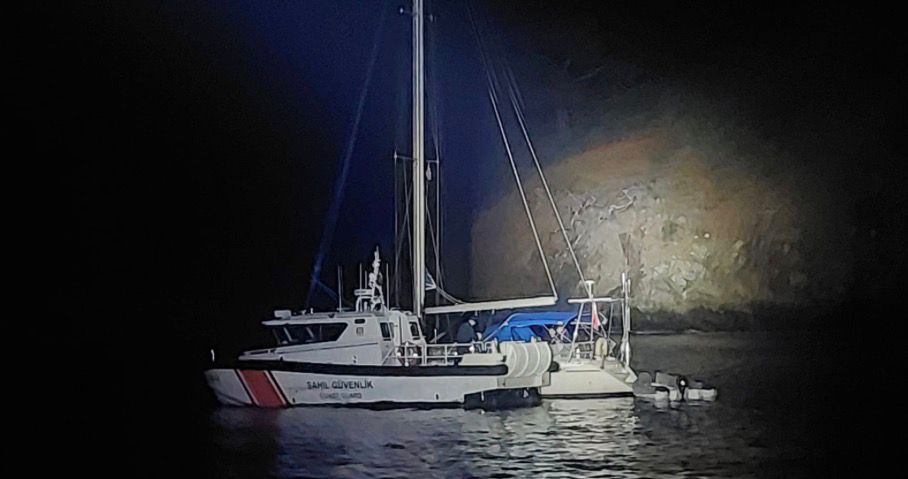 Fethiye’de 4 göçmen kaçakçısıyla 35 düzensiz göçmen yakalandı Gülgün AKYOKUŞ/FETHİYE(Muğla), (DHA) - MUĞLA’nın Fethiye ilçesi açıklarında, yasa dışı