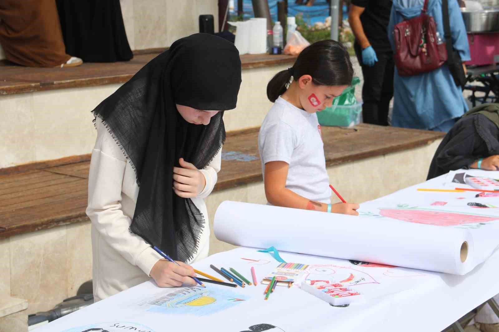 Muğla’nın Fethiye ilçesinde, İsrail’in Gazze’ye yönelik saldırılarını protesto etmek ve