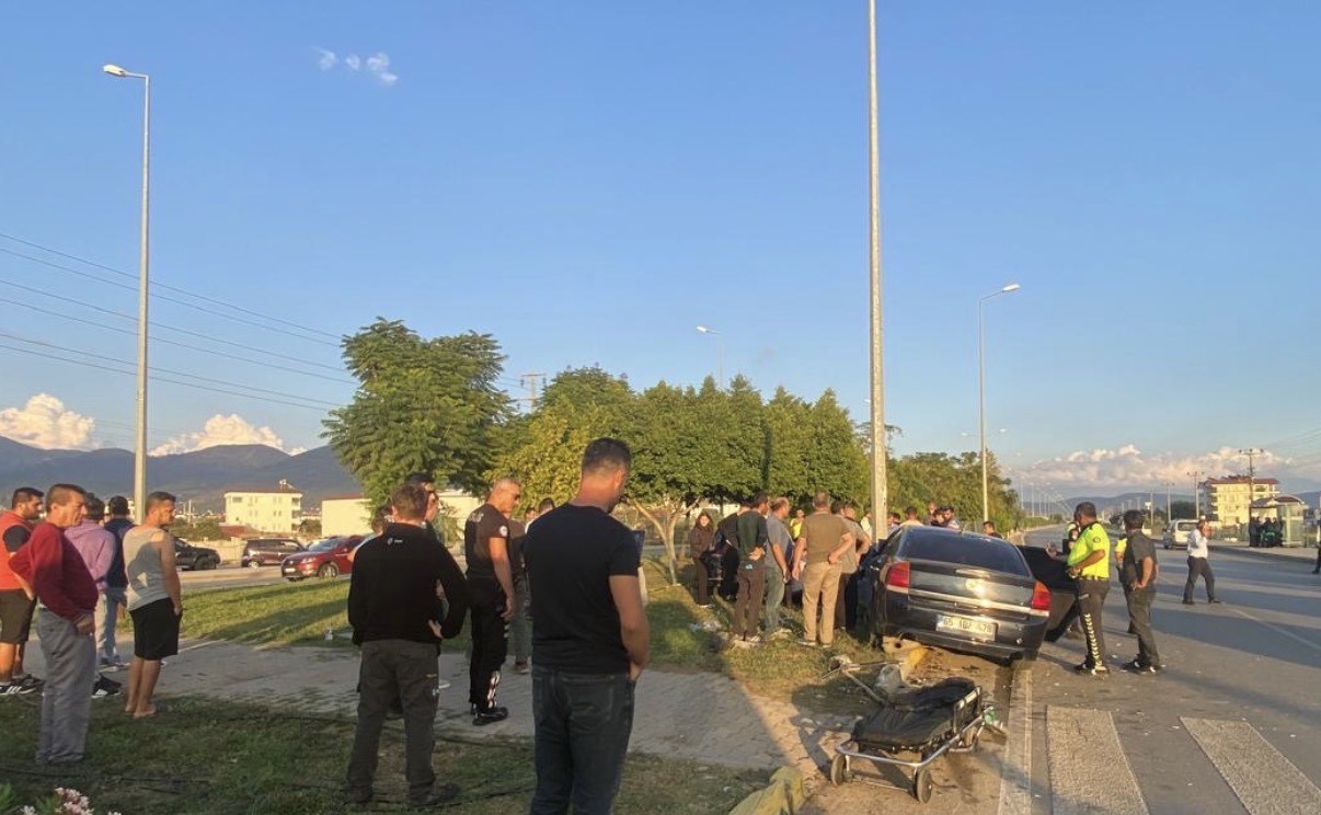 Gülgün AKYOKUŞ/ FETHİYE(Muğla), (DHA)- MUĞLA'nın Fethiye ilçesinde iki otomobilin kavşakta