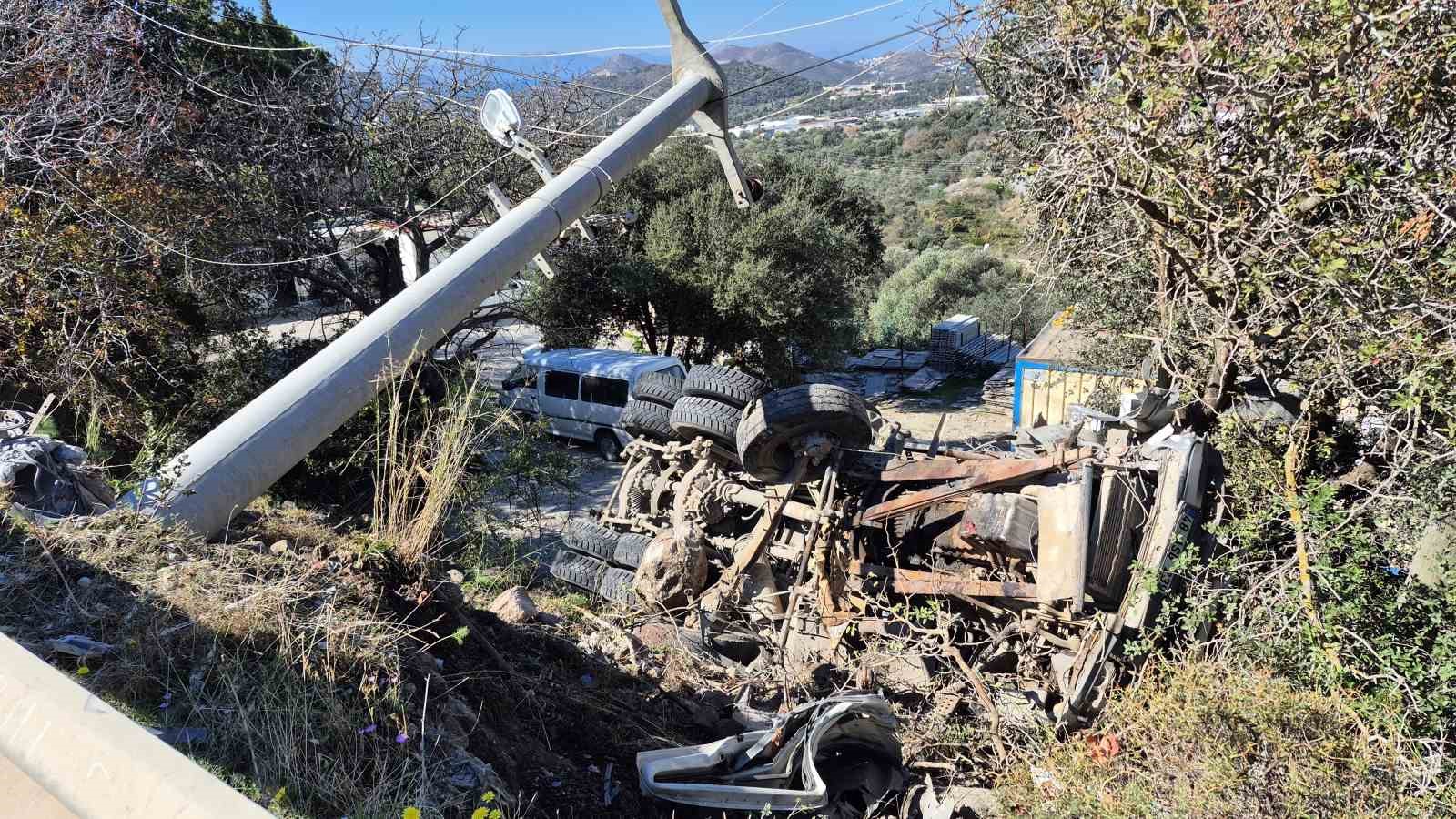 Muğla’nın Bodrum ilçesinde şarampole devrilen hafriyat kamyonunun sürücüsünü itfaiye ekipleri