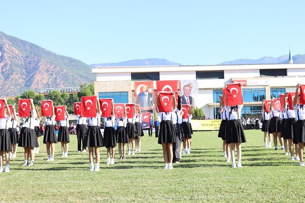 Muğla’nın Köyceğiz ilçesinde 29 Ekim Cumhuriyet Bayramı coşkuyla kutlandı. Cumhuriyetin