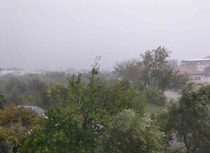 Muğla’nın Köyceğiz ilçesinde öğle saatlerinde etkili olan fırtına ve sağanak