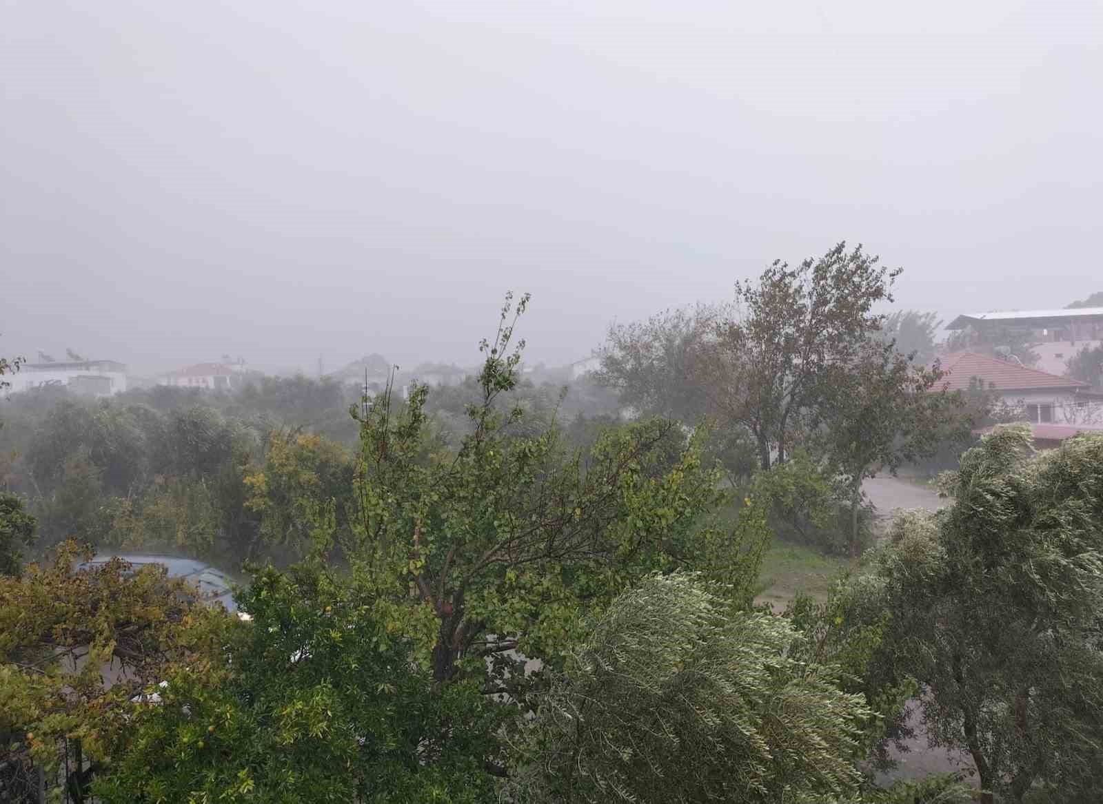 Muğla’nın Köyceğiz ilçesinde öğle saatlerinde etkili olan fırtına ve sağanak