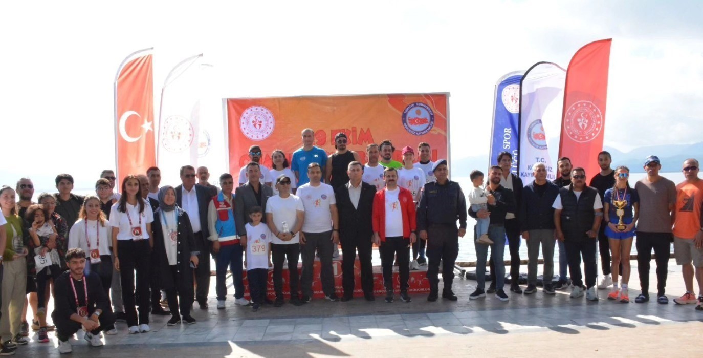 Köyceğiz’de halk koşusu düzenlendi Muğla’nın Köyceğiz ilçesinde Cumhuriyetin 102. yılı etkinlikleri kapsamında halk koşusu