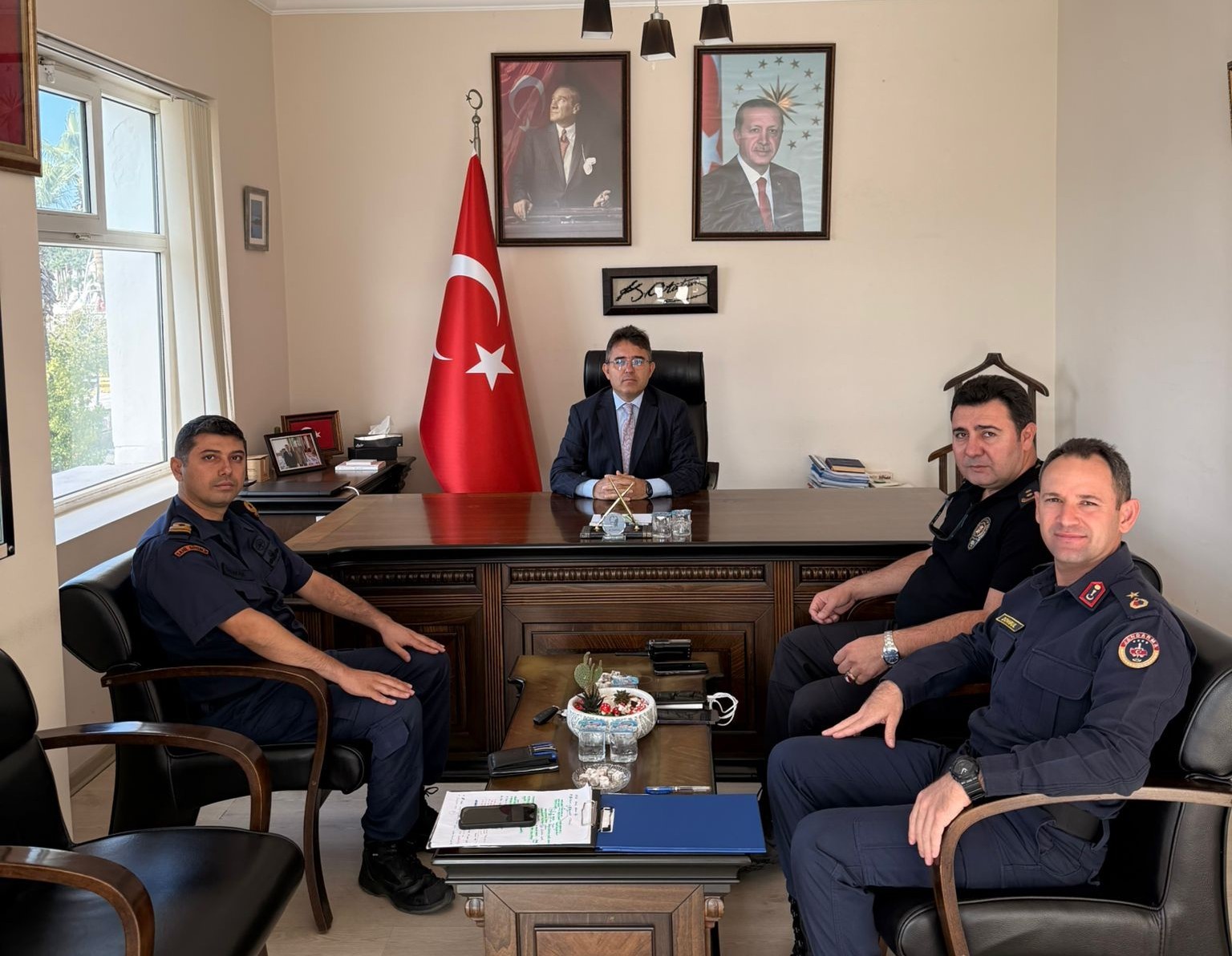 Marmaris Kaymakamı Kaya: “Huzurlu Marmaris için koordinasyon şart” Muğla’nın Marmaris ilçesi Kaymakamı Nurullah Kaya başkanlığında, ilçe genelinde asayiş