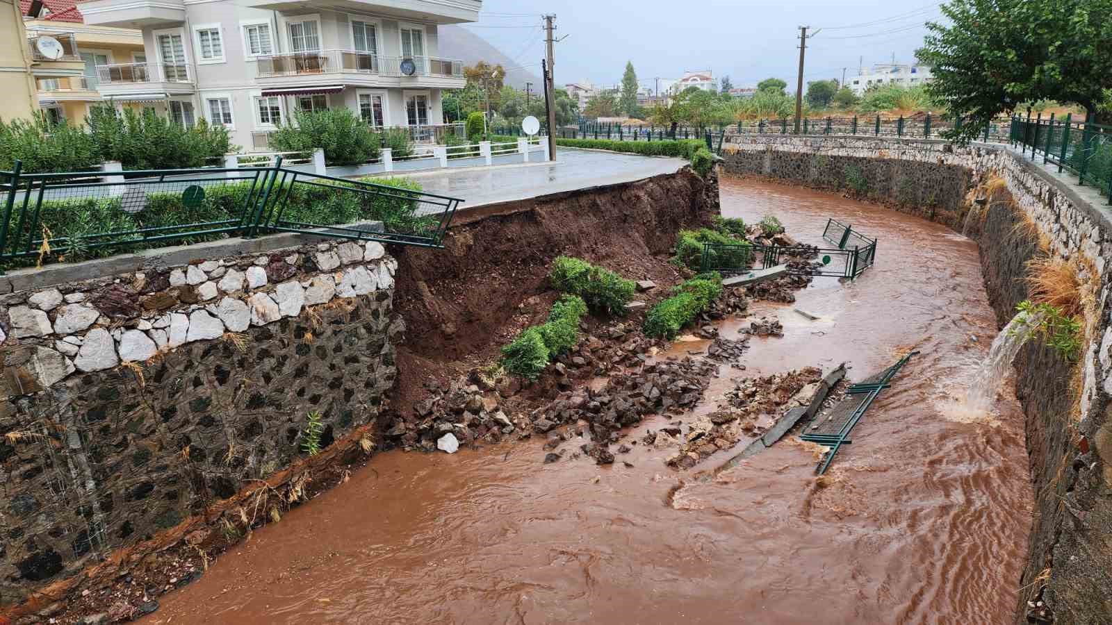 Muğla’nın Marmaris ilçesinde öğlen saatlerinde başlayan ve aralıklarla devam eden