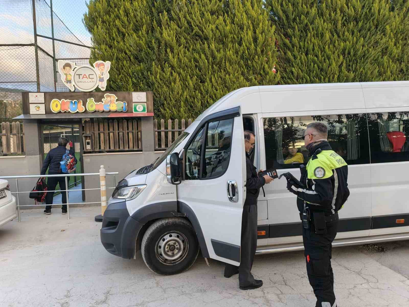 Menteşe’de öğrenci servis araçlarına yönelik kapsamlı denetim Muğla’nın Menteşe ilçesinde öğrencilerin güvenli bir şekilde okullarına ulaştırılmasını sağlamak
