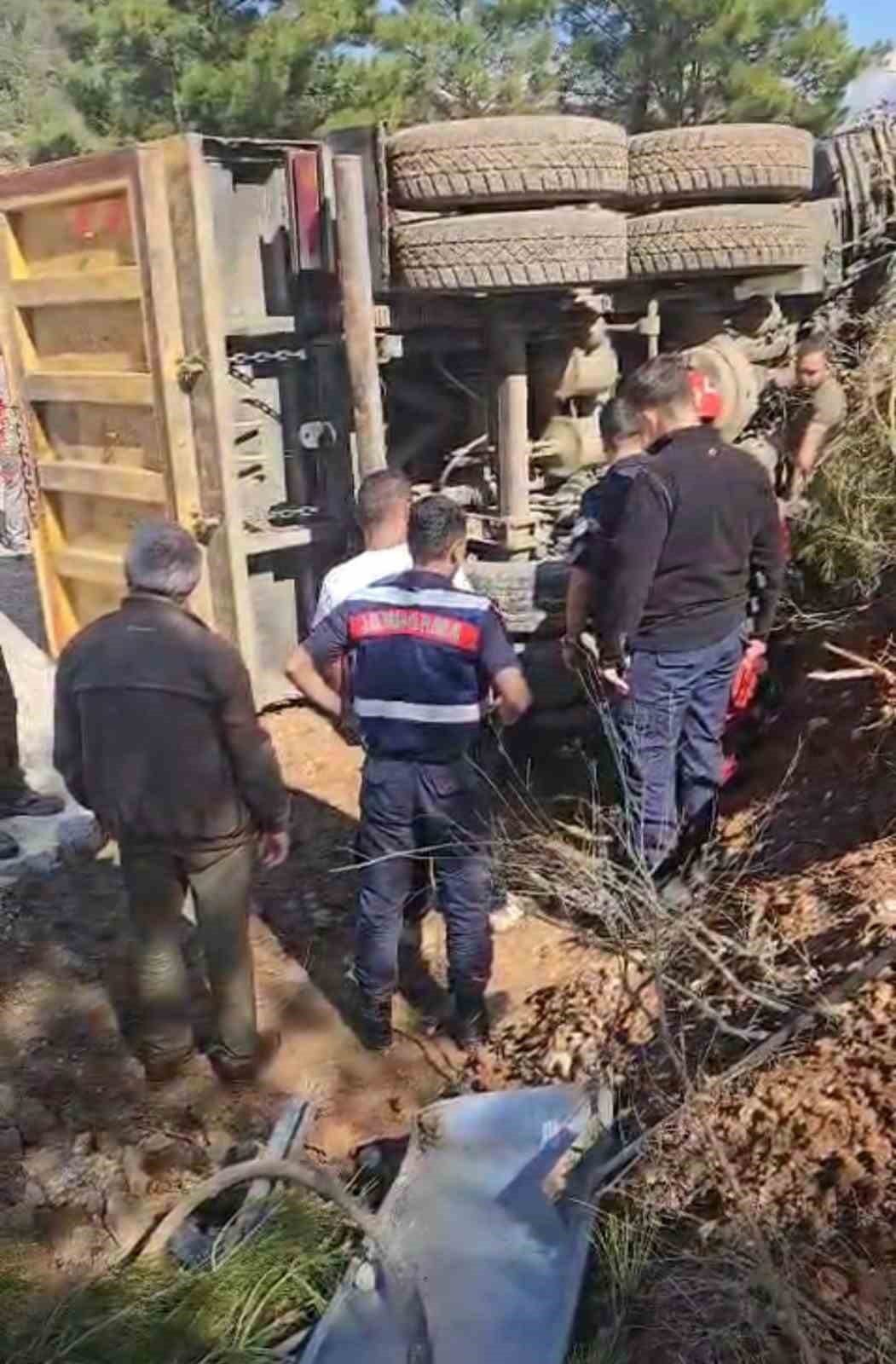 Muğla’nın Menteşe ilçesinde freni patladığı iddia edilen belediye kamyonu kaza