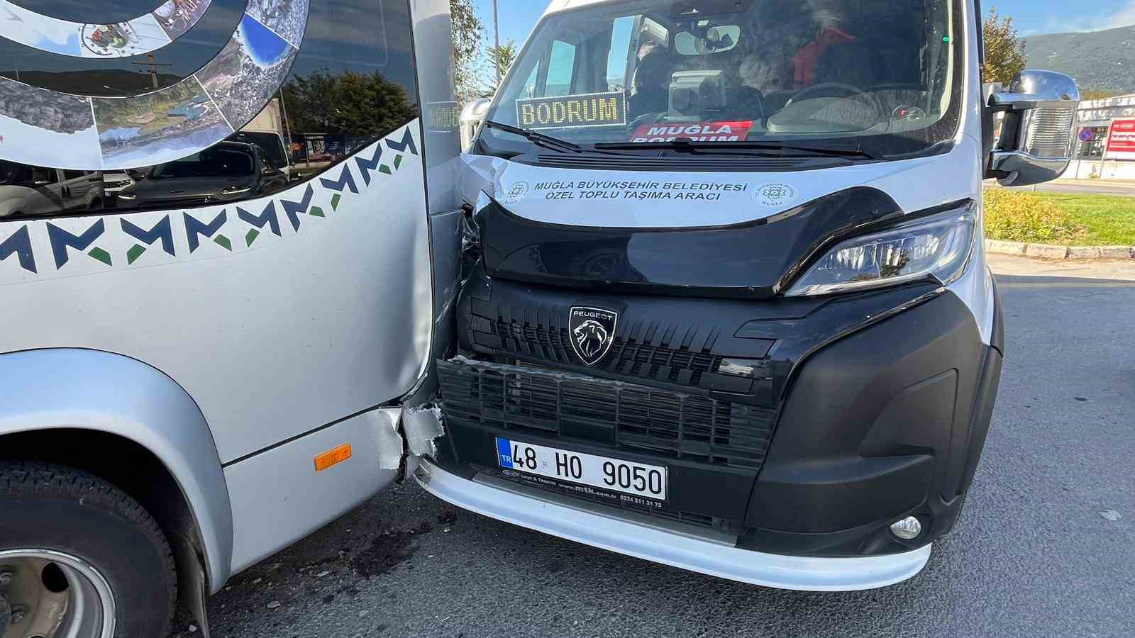 Muğla’nın Menteşe ilçesi Adliye Kavşağı’nda sabah saatlerinde zincirleme trafik kazası