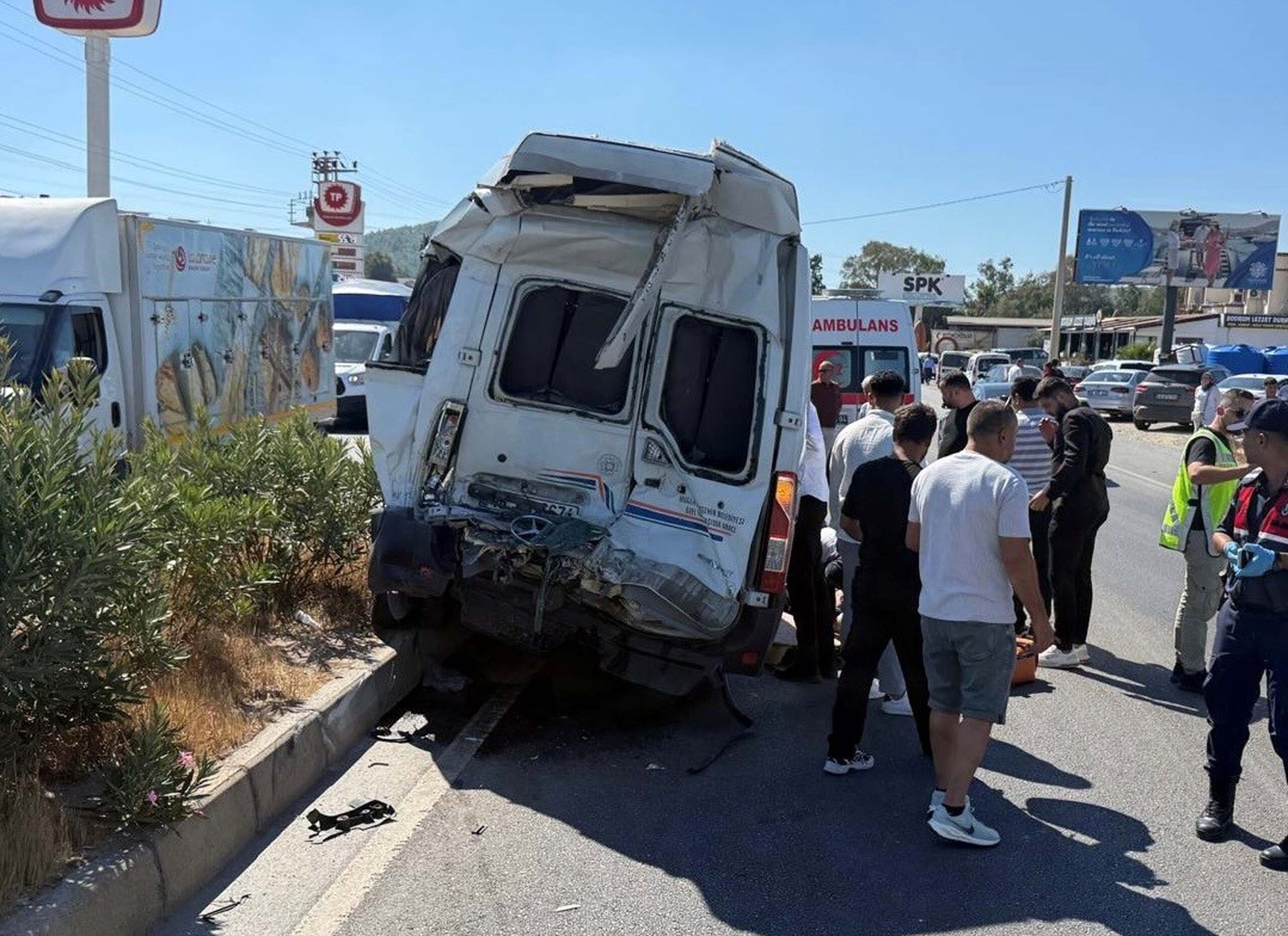 Fırat AKAY/ BODRUM (Muğla), (DHA)- MUĞLA'nın Milas ilçesinde minibüs ile