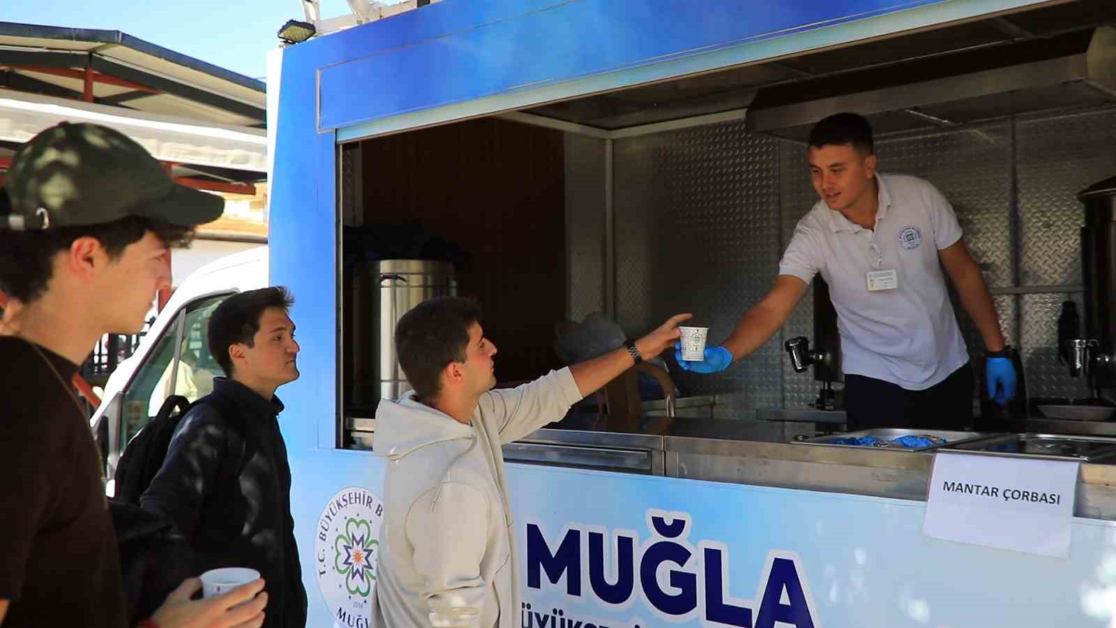 Muğla Büyükşehir Belediyesi, 2025-2026 eğitim-öğretim yılında da üniversite öğrencilerini sıcak