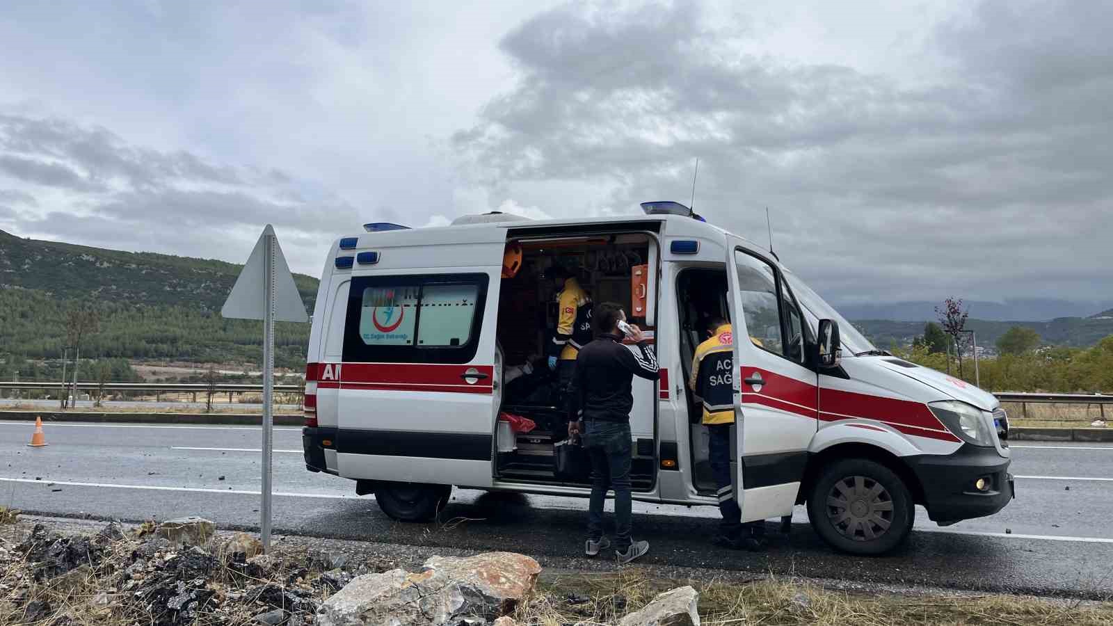 Muğla çevre yolunda yağış nedeniyle kontrolden çıkan otomobil, yol kenarındaki